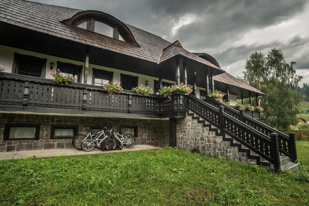 Hotel Pensiunea La Moara Fundu Moldovei Exteriér fotografie